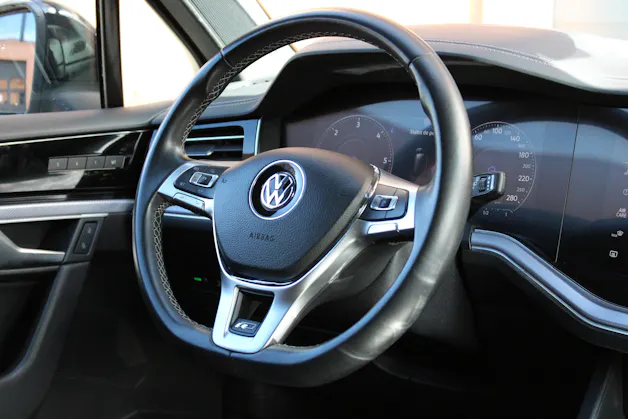 VW Touareg 3.0 TDI R Line Tiptronic - "Pack R-Line Int/Ext * Attelage Elec. 3500 Kg * Caméra * Service gratuit"