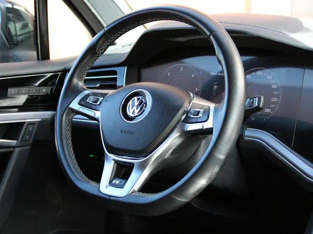 VW Touareg 3.0 TDI R Line Tiptronic - "Pack R-Line Int/Ext * Attelage Elec. 3500 Kg * Caméra * Service gratuit"