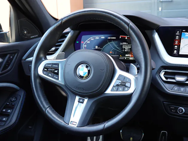 BMW M135i xDrive Steptronic - " CH Auto * Harman Kardon * Tempomat * Volant Chauffant * Sièges Sport Electrique/Mémoire/Chauffants "