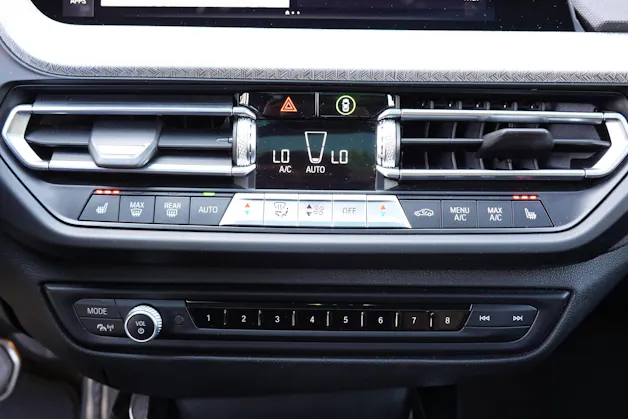 BMW M135i xDrive Steptronic - " CH Auto * Harman Kardon * Tempomat * Volant Chauffant * Sièges Sport Electrique/Mémoire/Chauffants "