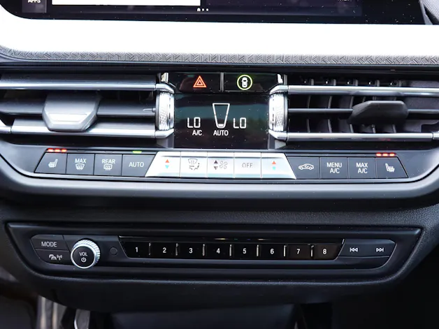 BMW M135i xDrive Steptronic - " CH Auto * Harman Kardon * Tempomat * Volant Chauffant * Sièges Sport Electrique/Mémoire/Chauffants "