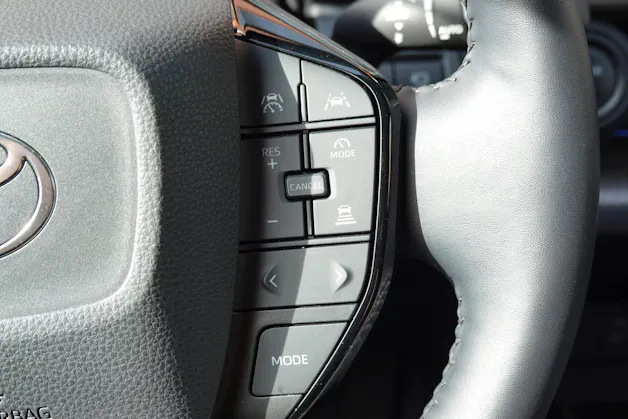 Toyota Prius 2,0 VVT-i Plug-in Hybrid Premium "Leasing 2,9% * 8 Roues * Toit solaire * Caméra 360 * Sièges ventilés/chauffants *