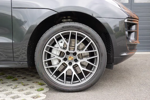 Porsche Macan Turbo PDK - "CH Auto * Pack Chrono * Sièges 18 Pos. * Caméra 360' * Echap. Sport"