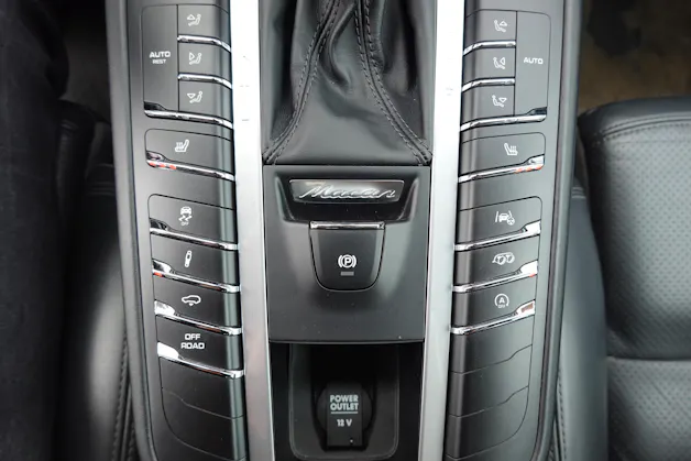Porsche Macan Turbo PDK - "CH Auto * Pack Chrono * Sièges 18 Pos. * Caméra 360' * Echap. Sport"