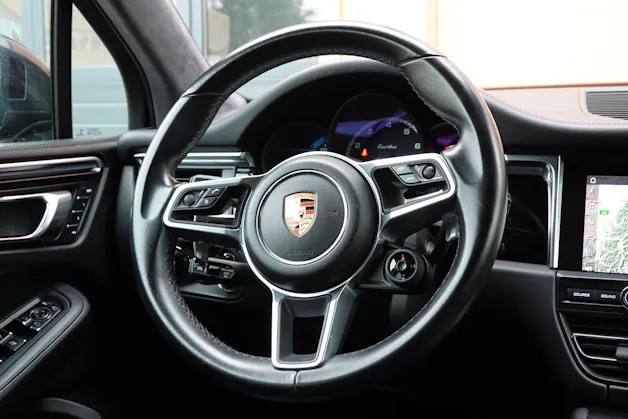 Porsche Macan Turbo PDK - "CH Auto * Pack Chrono * Sièges 18 Pos. * Caméra 360' * Echap. Sport"