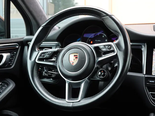Porsche Macan Turbo PDK - "CH Auto * Pack Chrono * Sièges 18 Pos. * Caméra 360' * Echap. Sport"