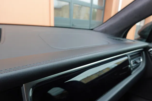 Porsche Macan Turbo PDK - "CH Auto * Pack Chrono * Sièges 18 Pos. * Caméra 360' * Echap. Sport"