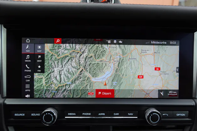 Porsche Macan Turbo PDK - "CH Auto * Pack Chrono * Sièges 18 Pos. * Caméra 360' * Echap. Sport"