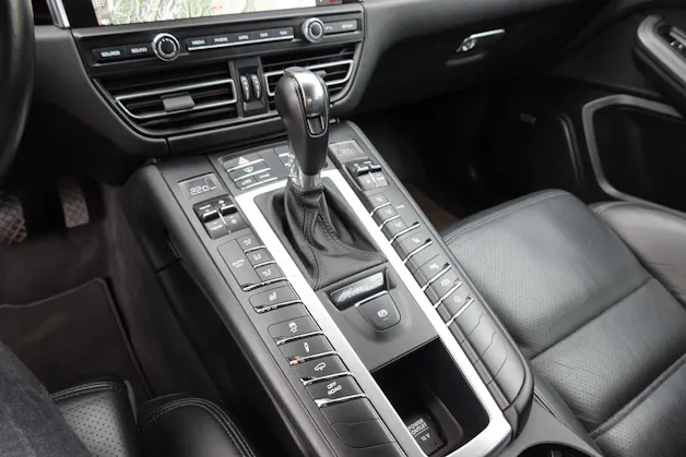 Porsche Macan Turbo PDK - "CH Auto * Pack Chrono * Sièges 18 Pos. * Caméra 360' * Echap. Sport"