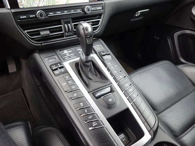 Porsche Macan Turbo PDK - "CH Auto * Pack Chrono * Sièges 18 Pos. * Caméra 360' * Echap. Sport"