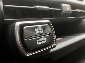 https://vehicle.imgix.net/4414420/4f7850c2-38f5-4710-b53a-1889d659ba8f.jpeg