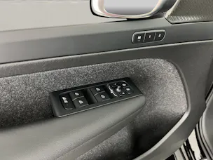 VOLVO XC40 2.0 B3 MH Plus Dark