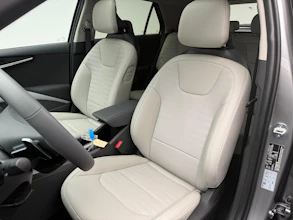 https://vehicle.imgix.net/4414960/0687d0f8-2904-47b6-b66b-2ba1f1e23e3e.jpeg