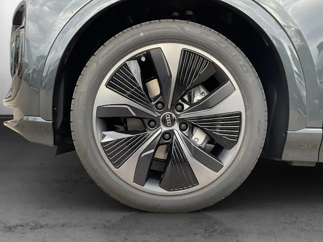 AUDI Q6 e-tron quattro