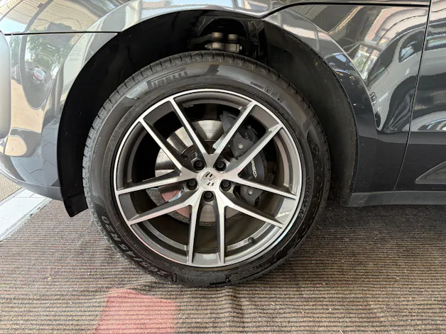 Porsche Macan PDK | CH | Swiss Package | Sitzbelüftung | PDLS+ | Panorama | 18-Weg Sportsitze |