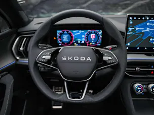 SKODA Kodiaq 2.0 TDI Sportline 4x4 *Panorama*Matrix LED*Anhängerkupplung*