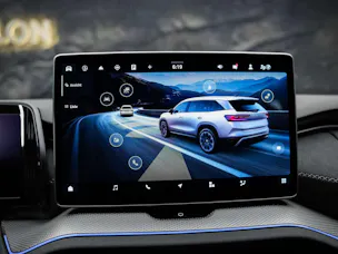 SKODA Kodiaq 2.0 TDI Sportline 4x4 *Panorama*Matrix LED*Anhängerkupplung*