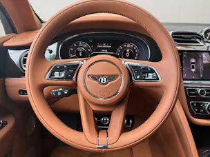 Bentley Bentayga Speed V8 650 PS MY 2027/ 1.9% Leasing möglich.