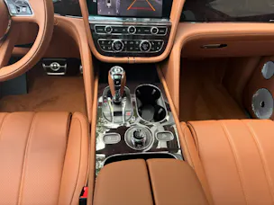 Bentley Bentayga Speed V8 650 PS MY 2027/ 1.9% Leasing möglich.
