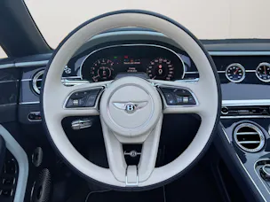 Bentley Continental GTC 4.0 V8 PHEV Mulliner/ 1.9% Leasing möglich.