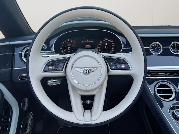 Bentley Continental GTC 4.0 V8 PHEV Mulliner/ 1.9% Leasing möglich.