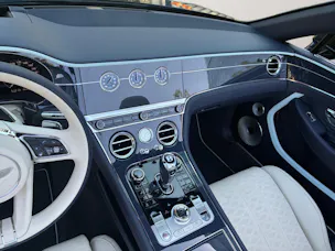 Bentley Continental GTC 4.0 V8 PHEV Mulliner/ 1.9% Leasing möglich.