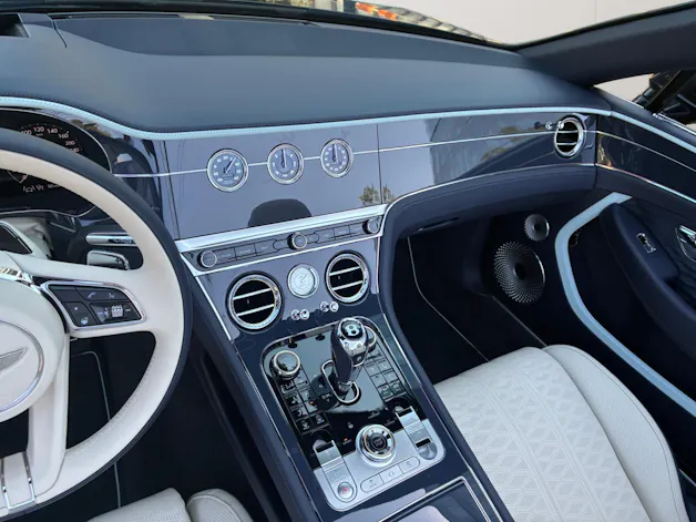 Bentley Continental GTC 4.0 V8 PHEV Mulliner/ 1.9% Leasing möglich.
