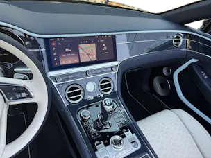 Bentley Continental GTC 4.0 V8 PHEV Mulliner/ 1.9% Leasing möglich.