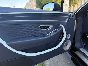 Bentley Continental GTC 4.0 V8 PHEV Mulliner/ 1.9% Leasing möglich.