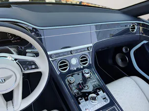 Bentley Continental GTC 4.0 V8 PHEV Mulliner/ 1.9% Leasing möglich.