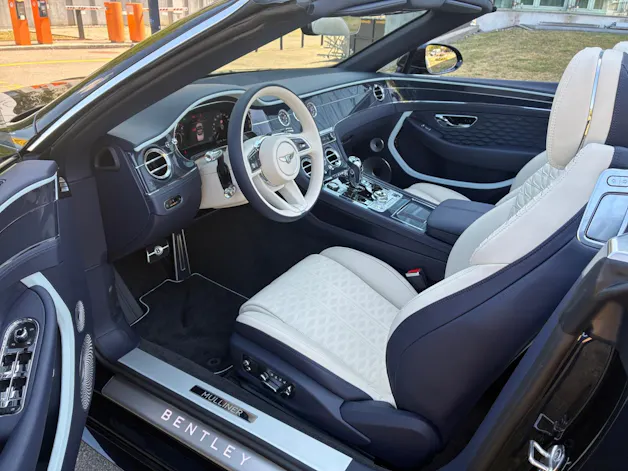 Bentley Continental GTC 4.0 V8 PHEV Mulliner/ 1.9% Leasing möglich.