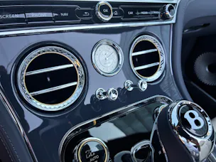 Bentley Continental GTC 4.0 V8 PHEV Mulliner/ 1.9% Leasing möglich.