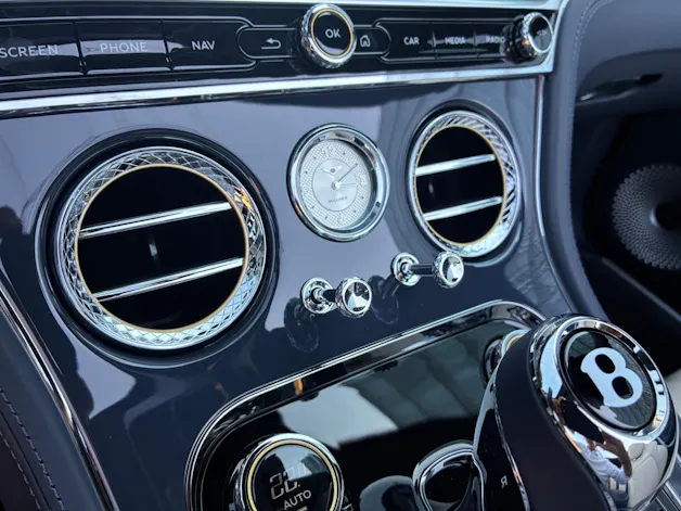 Bentley Continental GTC 4.0 V8 PHEV Mulliner/ 1.9% Leasing möglich.