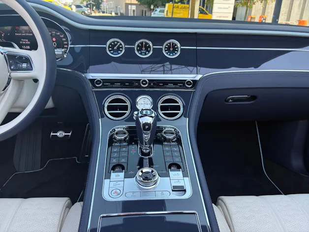 Bentley Continental GTC 4.0 V8 PHEV Mulliner/ 1.9% Leasing möglich.