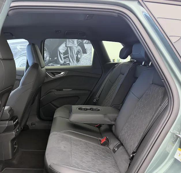 Audi Q4 e-tron SUV quattro performance Swiss Ski