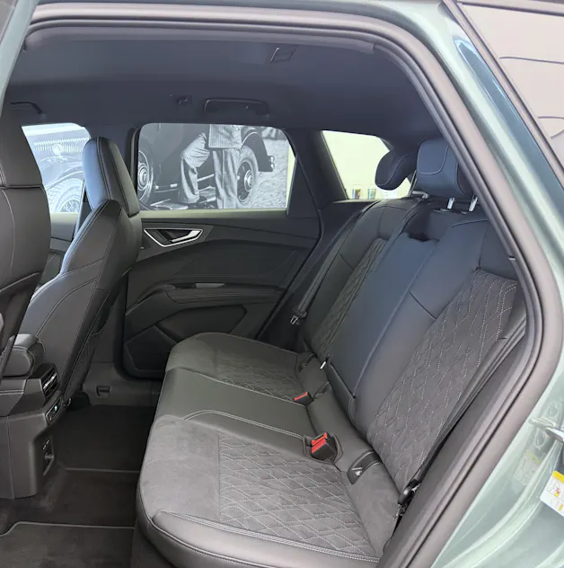 Audi Q4 e-tron SUV quattro performance Swiss Ski