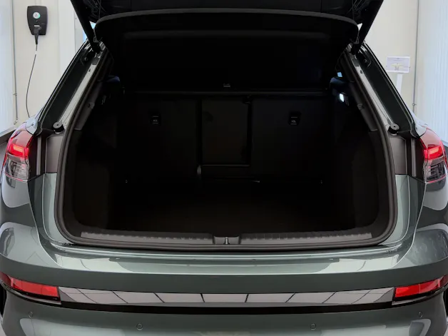 Audi Q4 e-tron SUV quattro performance Swiss Ski