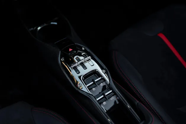 FERRARI SF90 Spider