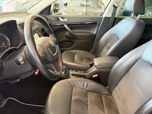 Škoda Octavia Combi 1.8 TSI Laurin & Klement DSG | CH | Alcantara-Leder | Schiebedach | Memory | Navi Columbus |