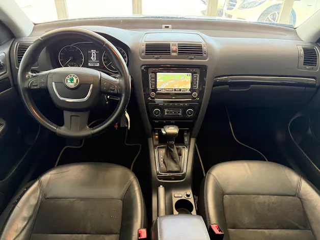 Škoda Octavia Combi 1.8 TSI Laurin & Klement DSG | CH | Alcantara-Leder | Schiebedach | Memory | Navi Columbus |