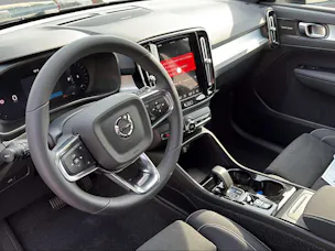 VOLVO XC40 B3 Benzin Mild Hybrid Plus Dark DCT