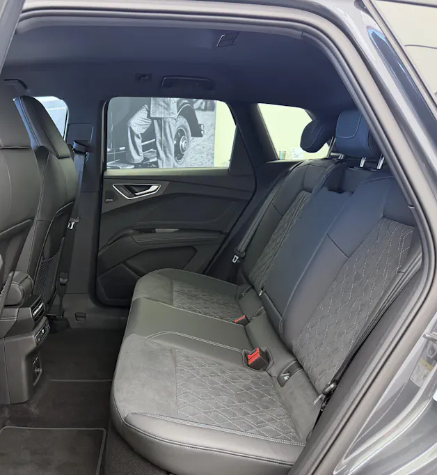 Audi Q4 e-tron SUV quattro performance Swiss Ski