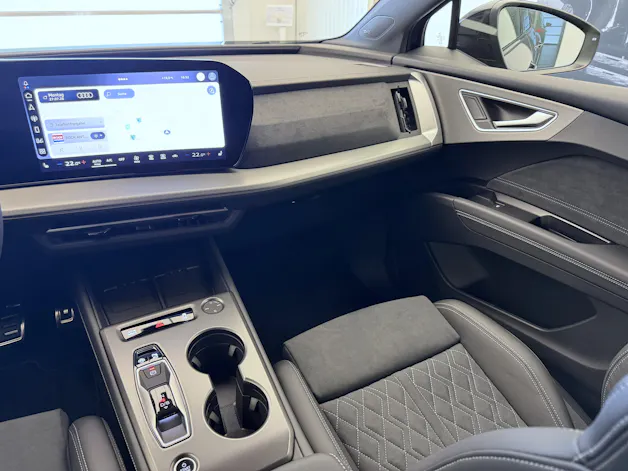 Audi Q4 e-tron SUV quattro performance Swiss Ski