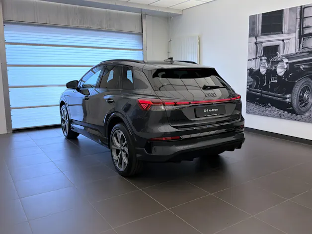 Audi Q4 e-tron SUV quattro performance Swiss Ski