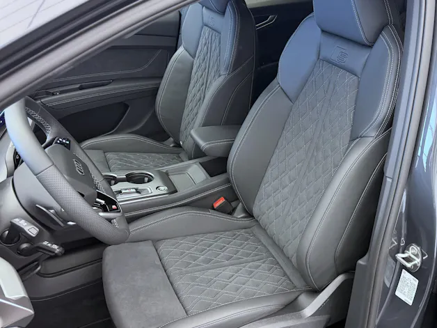 Audi Q4 e-tron SUV quattro performance Swiss Ski