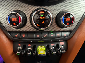 https://vehicle.imgix.net/4416247/bec907e4-8f1c-422e-880f-adb7008dbc33.jpg