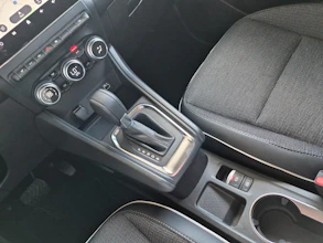 https://vehicle.imgix.net/4416648/ccd53b38-40a3-45f9-898b-95549cc24d0d.jpg