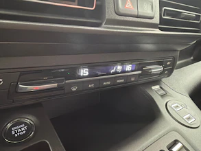 https://vehicle.imgix.net/4416716/71c49079-47c3-42ce-841f-bedd4286f77a.jpg