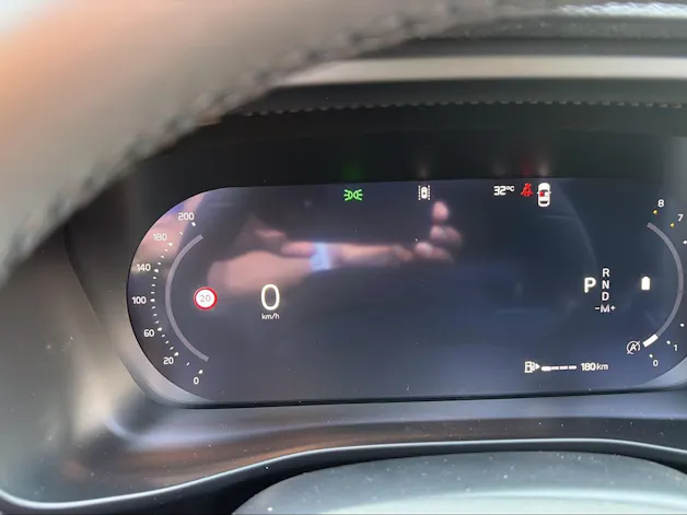 Volvo XC40 B3 Benzin Mild Hybrid Plus Dark DCT