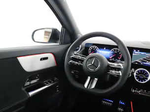 MERCEDES-BENZ GLA 200 Night Star 7G-D